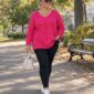 Dámsky plus size pletený sveter vo fuksiovej farbe s výstrihom do V a dlhými rukávmi