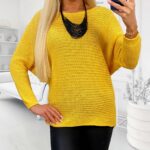 Žltý mäkký sveter s raglánovými rukávmi, dĺžka 71 cm.