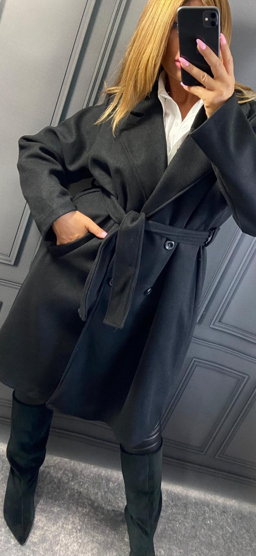 Čierny flaušový kabát pre moletky s opaskom, dvojradovým zapínaním a podšívkou, dĺžka 107 cm.