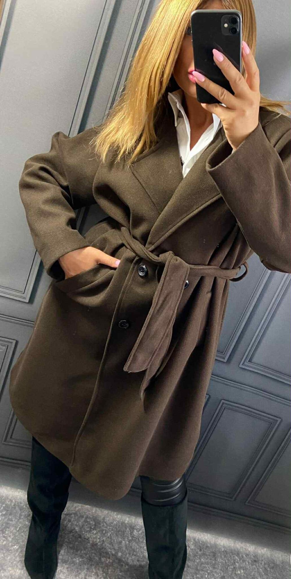 Tmavohnedý flaušový kabát pre moletky s opaskom, dvojradovým zapínaním a podšívkou, dĺžka 107 cm.