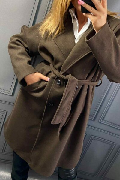 Tmavohnedý flaušový kabát pre moletky s opaskom, dvojradovým zapínaním a podšívkou, dĺžka 107 cm.