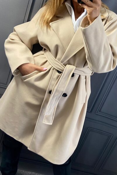 Béžový flaušový kabát pre moletky s opaskom, dvojradovým zapínaním a podšívkou, dĺžka 107 cm.