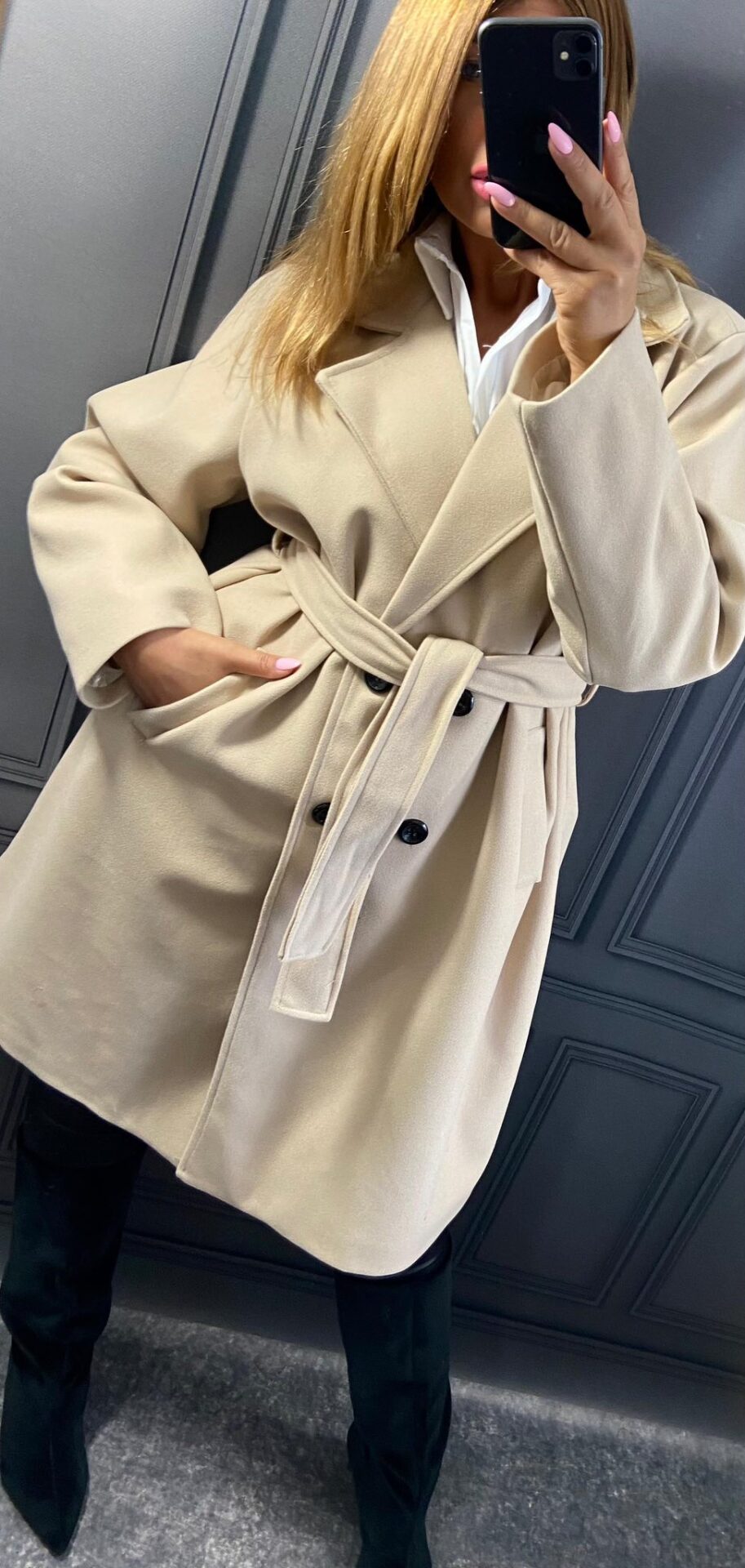 Béžový flaušový kabát pre moletky s opaskom, dvojradovým zapínaním a podšívkou, dĺžka 107 cm.