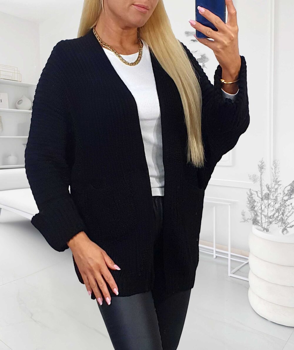 čierny pletený kardigán pre moletky s vreckami, otvoreným strihom a dĺžkou 74 cm