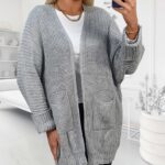sivý pletený kardigán pre moletky s vreckami, otvoreným strihom a dĺžkou 74 cm