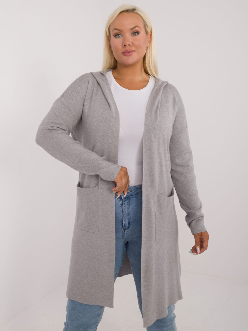 kardigán s vreckami a kapucňou sivý pre plus size postavu