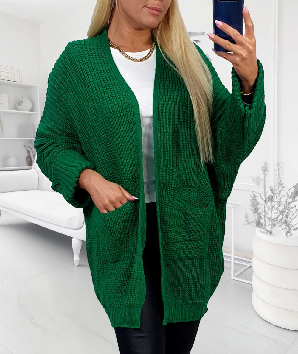 zelený pletený kardigán pre moletky s vreckami, otvoreným strihom a dĺžkou 74 cm
