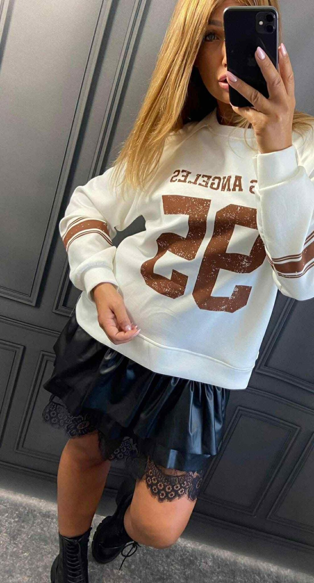 Biela mikina s karamelovým nápisom Los Angeles 95 a pruhmi na rukávoch, dĺžka 76 cm.