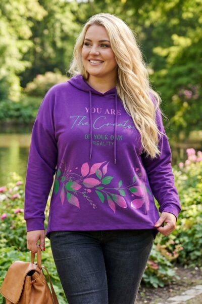Plus size fialová mikina s nápisom a kvetovanou potlačou, s kapucňou