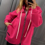 Fuksiová mikina pre moletky so zipsom, kapucňou a predĺženým zadným dielom.