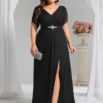 Dlhé čierne spoločenské šaty pre moletky s výstrihom do V, ozdobou v páse, šifónovými rukávmi a rozparkom.