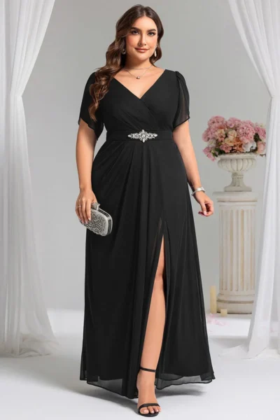 Dlhé čierne spoločenské šaty pre moletky s výstrihom do V, ozdobou v páse, šifónovými rukávmi a rozparkom.