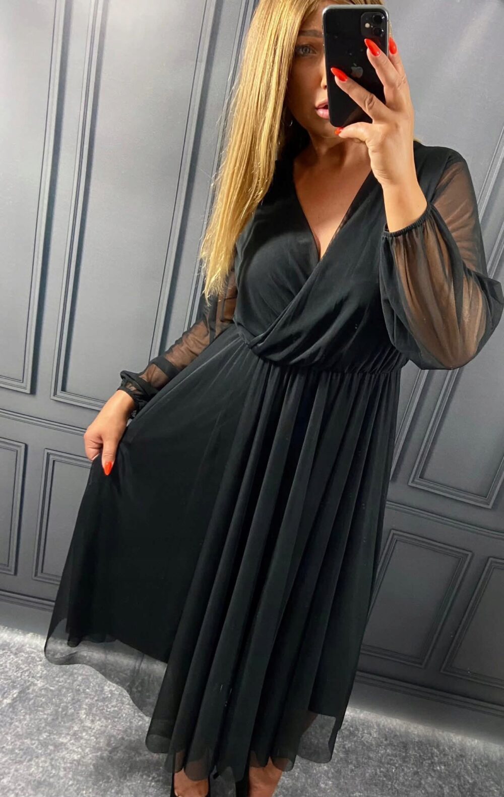 Čierne spoločenské midi šaty pre moletky s prekladaným výstrihom a priesvitnými rukávmi, dĺžka 127 cm.