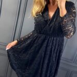 Čierne čipkované šaty s elastickým pásom, prekladaným výstrihom, dlhými čipkovanými rukávmi a čipkovým lemom – elegantné plus size šaty