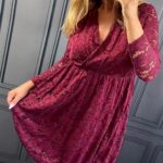 Bordové čipkové plus size šaty s prekladaným výstrihom a zvlneným spodným lemom