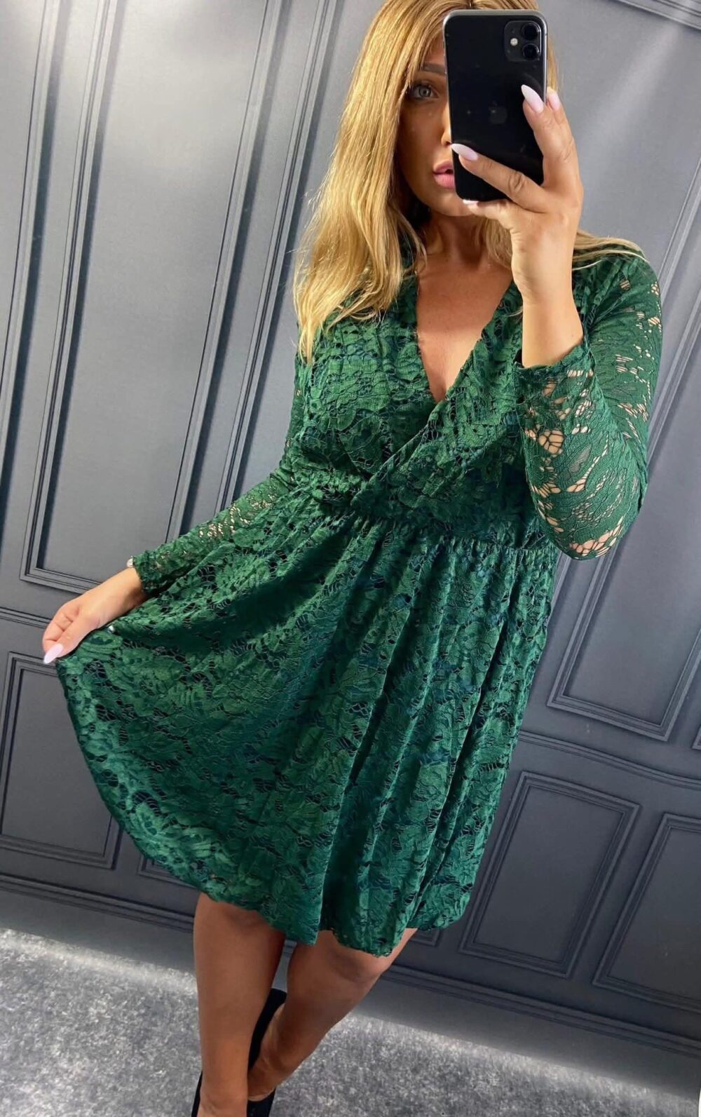 Smaragdové čipkované spoločenské šaty s prekladaným živôtikom a dlhými rukávmi – plus size elegantné šaty