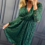 Smaragdové čipkované spoločenské šaty s prekladaným živôtikom a dlhými rukávmi – plus size elegantné šaty