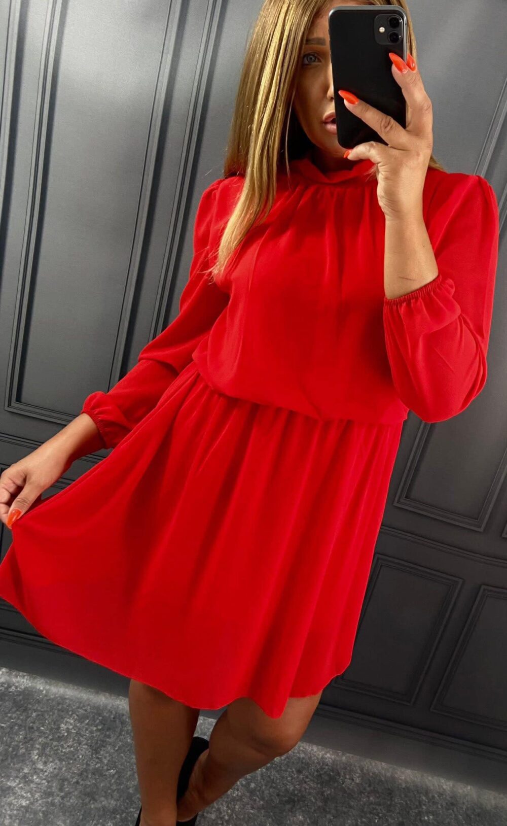 Červené šifónové šaty so stojatým golierom, dlhými rukávmi a elastickým pásom, dĺžka 107 cm.