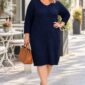 Tmavomodré svetrové šaty plus size s výstrihom do V, plastickou štruktúrou úpletu a dlhými rukávmi, dĺžka 112 cm