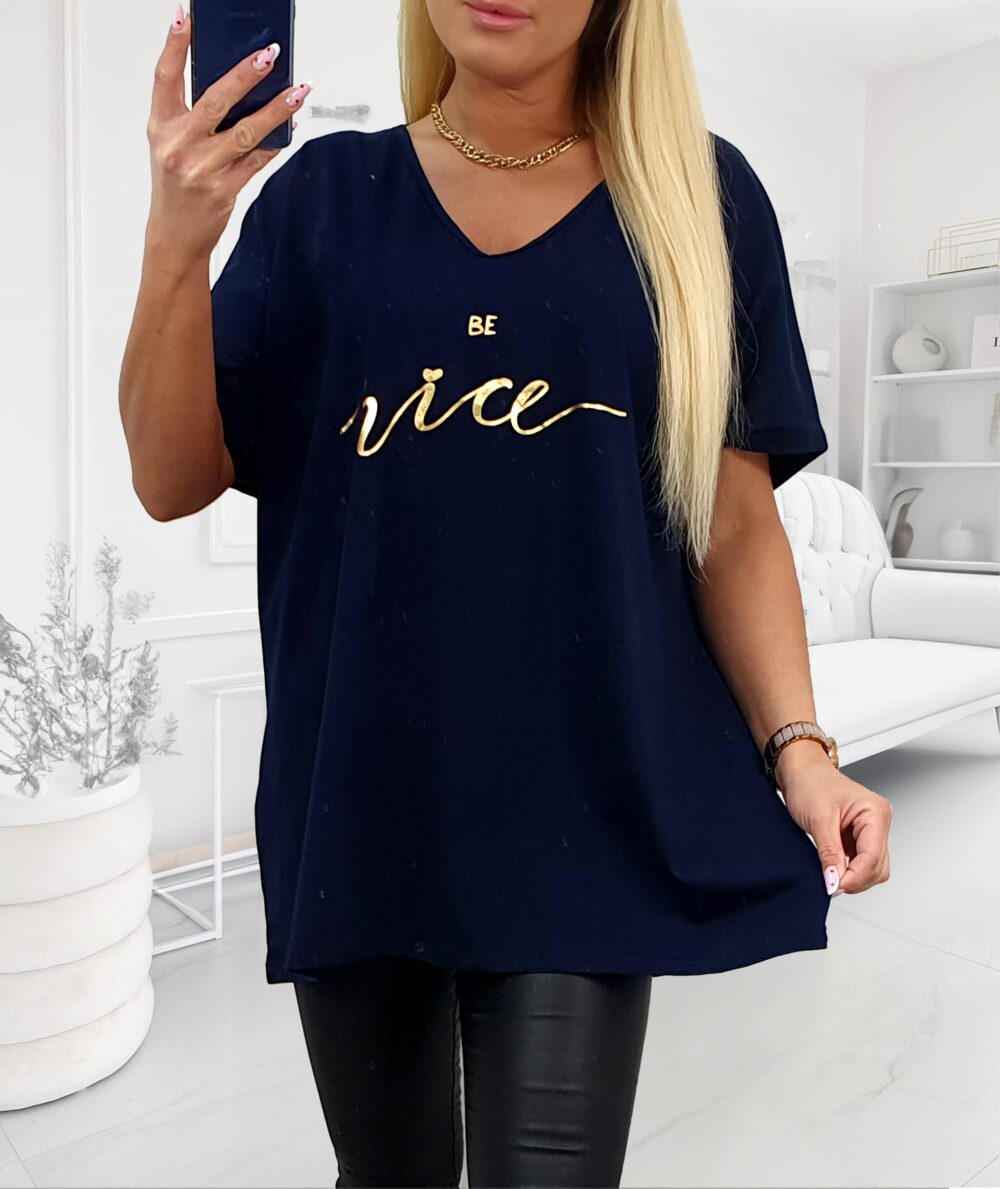 tmavomodré dámske tričko s výstrihom do V a zlatým nápisom Be nice, plus size.
