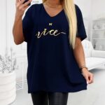 tmavomodré dámske tričko s výstrihom do V a zlatým nápisom Be nice, plus size.