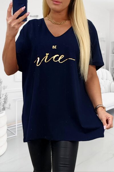tmavomodré dámske tričko s výstrihom do V a zlatým nápisom Be nice, plus size.