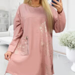 Púdrovoružová tunika s potlačou pripomínajúcou výšivku, funkčným vreckom na zips a sťahovacími šnúrkami po bokoch