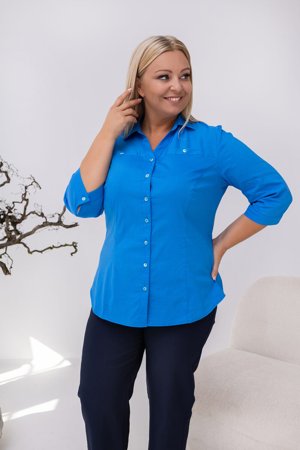Tyrkysová košeľová blúzka pre moletky s 3/4 rukávom, dekoratívnymi gombíkmi a princesovým prešívaním.