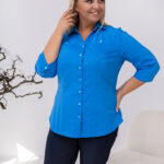 Tyrkysová košeľová blúzka pre moletky s 3/4 rukávom, dekoratívnymi gombíkmi a princesovým prešívaním.