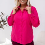 Fuksiová košeľová blúzka z bavlny s elastanom pre moletky, s riasenými rukávmi, náprsným vreckom a bočnými rozparkami.