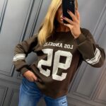 Tmavohnedá plus size mikina Los Angeles 95 s pruhmi na rukávoch, predĺženým zadným dielom a športovo-mestským dizajnom.