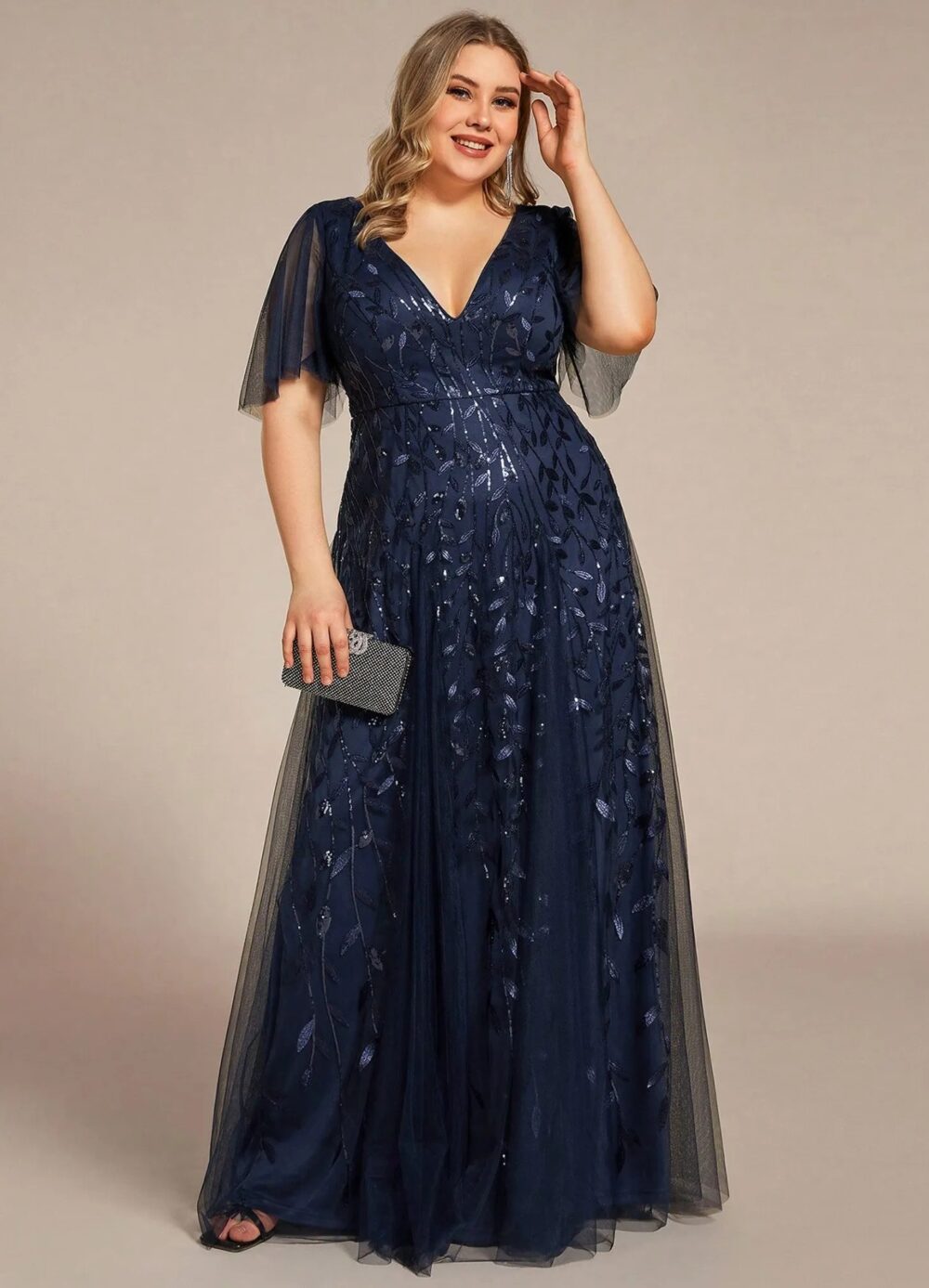 Dlhé tmavomodré večerné maxi šaty s tylovými rukávmi, hlbokým V-výstrihom a trblietavou výšivkou pre moletky.