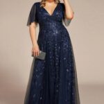 Dlhé tmavomodré večerné maxi šaty s tylovými rukávmi, hlbokým V-výstrihom a trblietavou výšivkou pre moletky.