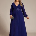 dlhé kráľovsky modré spoločenské šaty pre moletky s prekladaným výstrihom, kvetinovou aplikáciou s flitrami a rozparkami na rukávoch