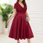 vínové čipkované šaty pre moletky, výstrih do V, krátke rukávy, rozšírená sukňa so saténovým leskom, vrecká, dĺžka 123 cm