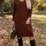čokoládovo hnedé svetrové šaty pre moletky s výstrihom do V a ozdobnými otvormi, rebrovanými rukávmi, dĺžka 105 cm