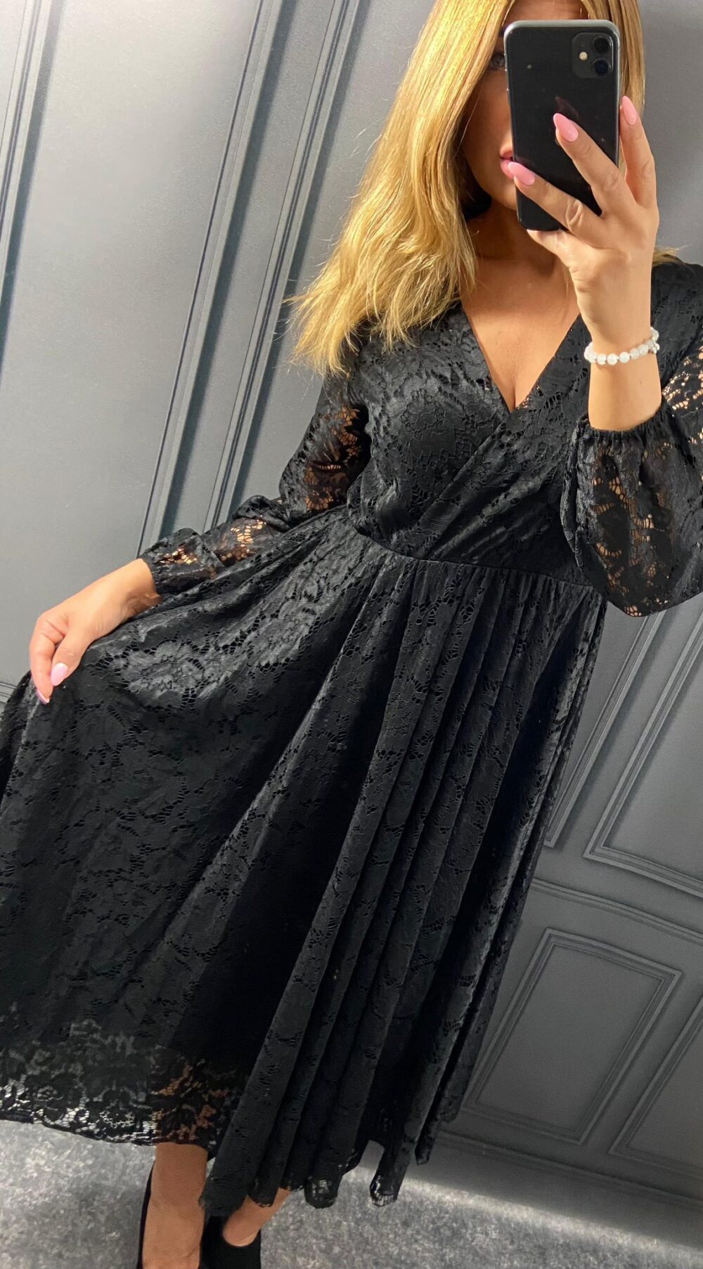 Čierne dlhé čipkované šaty pre moletky so zavinovacím výstrihom, dĺžka 130 cm.