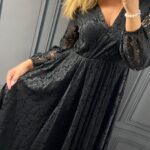 Čierne dlhé čipkované šaty pre moletky so zavinovacím výstrihom, dĺžka 130 cm.
