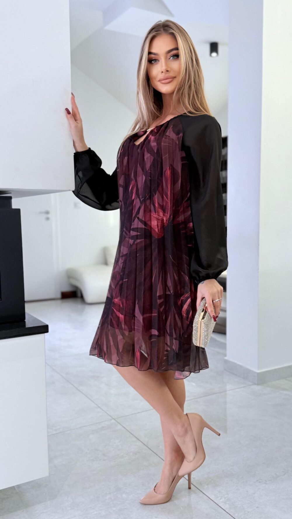 Bordovo-čierne šifónové A-line šaty pre moletky s dlhými transparentnými rukávmi a kľúčovým výstrihom.