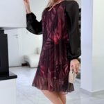 Bordovo-čierne šifónové A-line šaty pre moletky s dlhými transparentnými rukávmi a kľúčovým výstrihom.