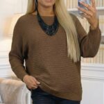 Hnedý pletený sveter pre moletky s čiernym náhrdelníkom, dĺžka 71 cm.