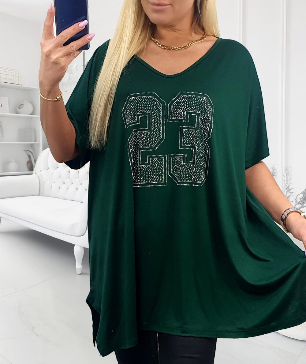 Zelená tunika s číslom 23 na hrudníku vytvorená zo strieborných kovových kamienkov v plus size veľkosti