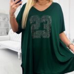 Zelená tunika s číslom 23 na hrudníku vytvorená zo strieborných kovových kamienkov v plus size veľkosti