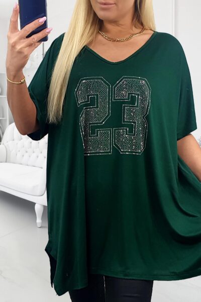 Zelená tunika s číslom 23 na hrudníku vytvorená zo strieborných kovových kamienkov v plus size veľkosti