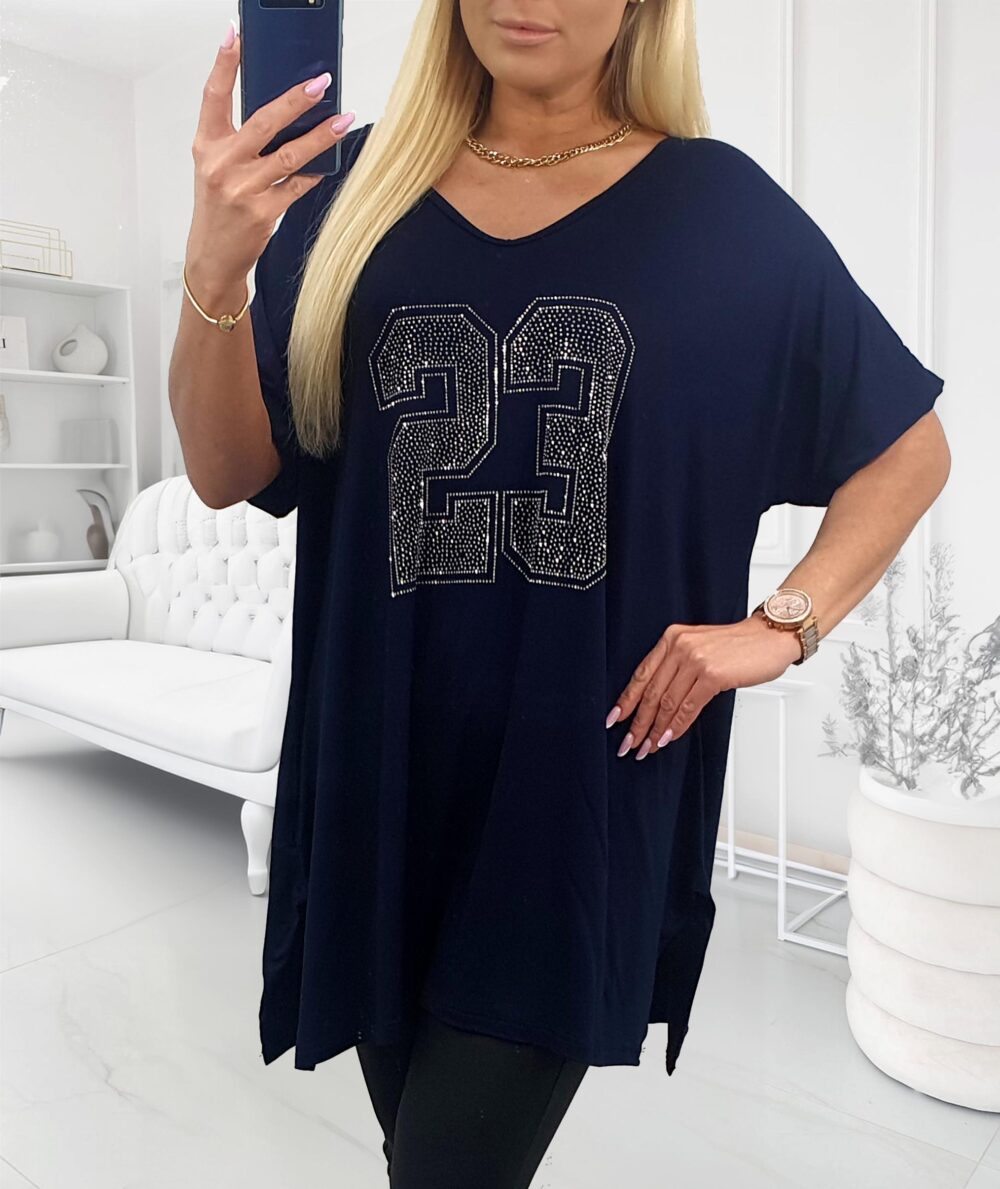 Tmavomodrá tunika so striebornými kamienkami v tvare číslice 23, s krátkymi rukávmi a rozparkami na bokoch