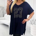 Tmavomodrá tunika so striebornými kamienkami v tvare číslice 23, s krátkymi rukávmi a rozparkami na bokoch