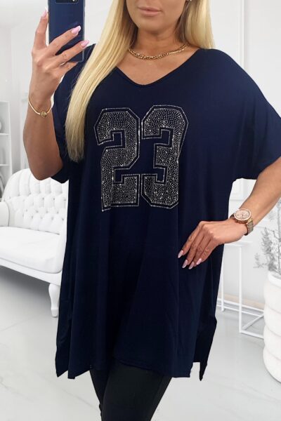 Tmavomodrá tunika so striebornými kamienkami v tvare číslice 23, s krátkymi rukávmi a rozparkami na bokoch