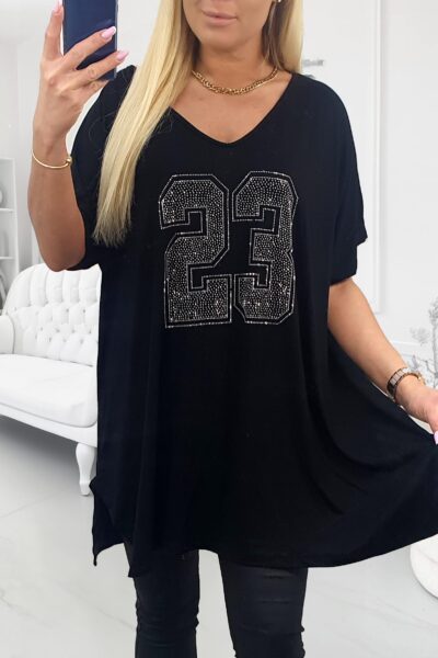 Čierna tunika v nadmernej veľkosti s kamienkovou ozdobou v tvare čísla 23 na hrudníku, s krátkymi rukávmi a rozparkami na bokoch