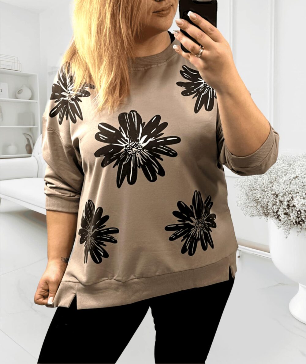 Plus size bavlnená mikina pre moletky v hnedom odtieni s čiernym kvetinovým vzorom, lesklým detailom a bočnými rozparkami