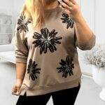 Plus size bavlnená mikina pre moletky v hnedom odtieni s čiernym kvetinovým vzorom, lesklým detailom a bočnými rozparkami